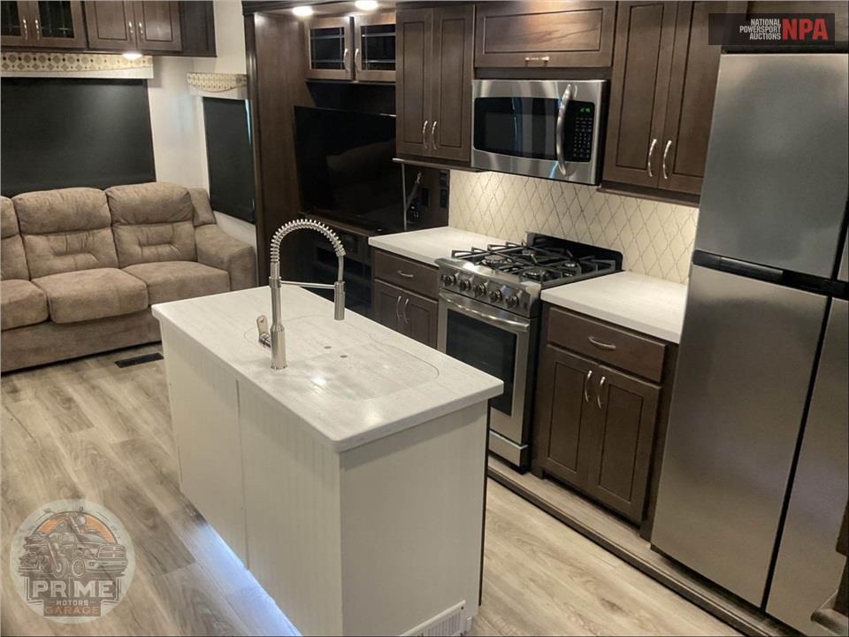 2020 Cedar Creek M-31IK - SILVERBACK FIFTH WHEEL SERIES — фото 6