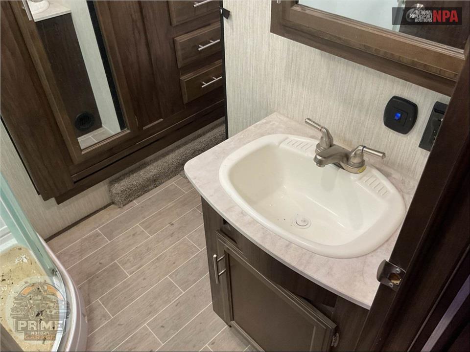 2019 Cherokee By Forest River M-305ML6 ARCTIC WOLF FIFTH WHEEL SERIES — фото 14