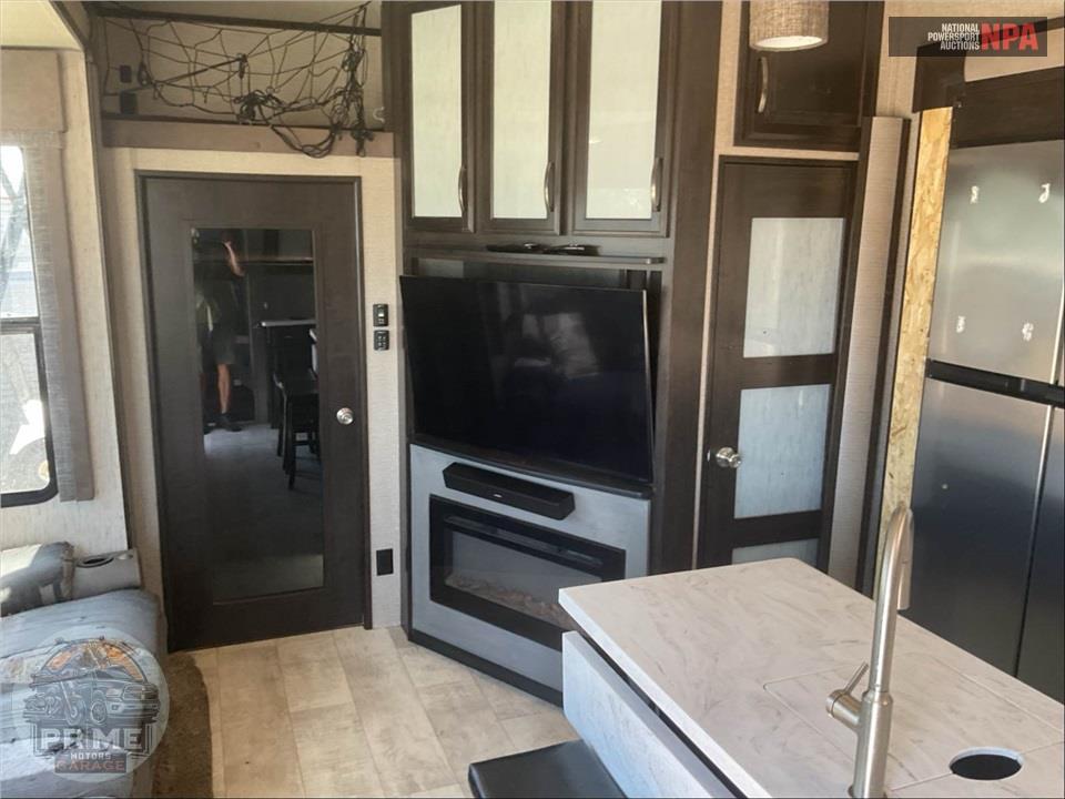 2018 Grand Design Recreational Vehicles M-351M - MOMENTUM TOY HAULER TOY HAULER SERIES — фото 8