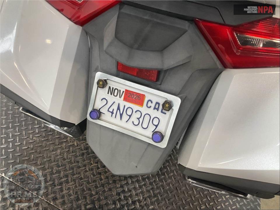 2018 Honda GL1800D GOLDWING TOUR DCT (WHITE) — фото 15