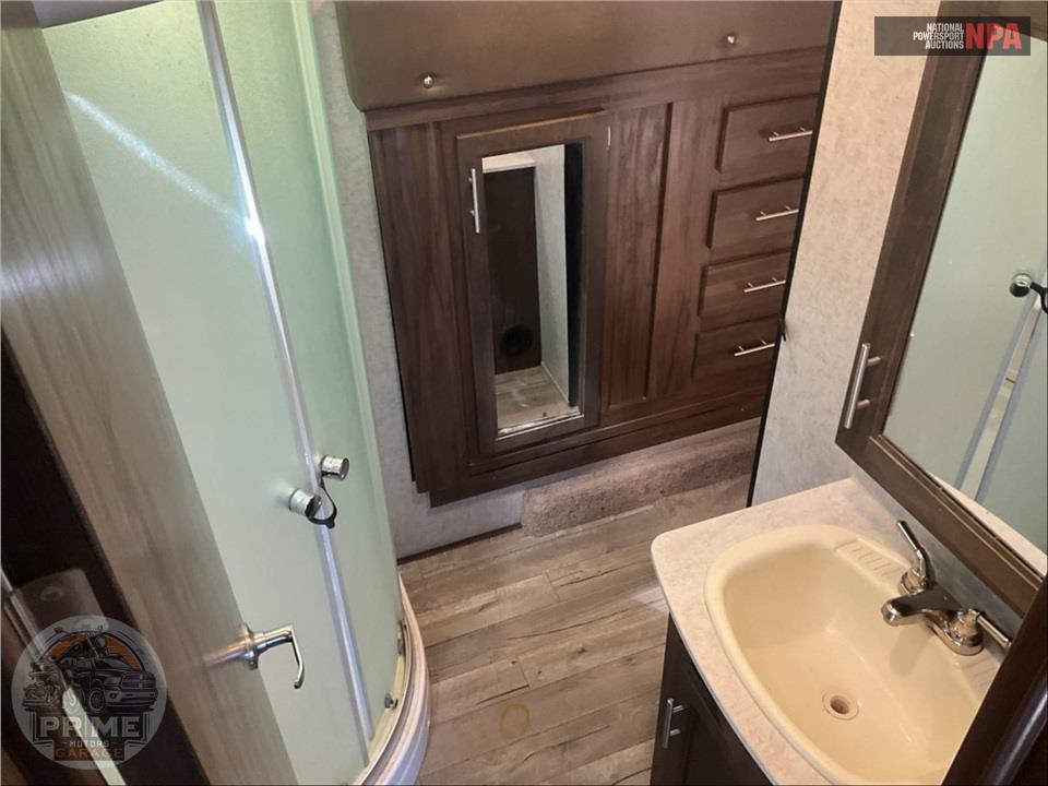2018 Cherokee By Forest River M-315TBH8 ARCTIC WOLF FIFTH WHEEL SERIES — фото 19