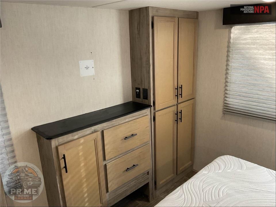 2022 Cherokee By Forest River M-3990SUITE ARCTIC WOLF FIFTH WHEEL SERIES — фото 11