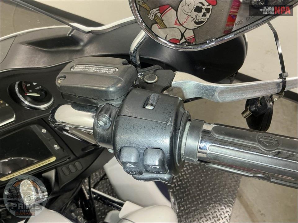 2015 Harley-Davidson FLHTCU ULTRA CLASSIC ELECTRA GLIDE — фото 42