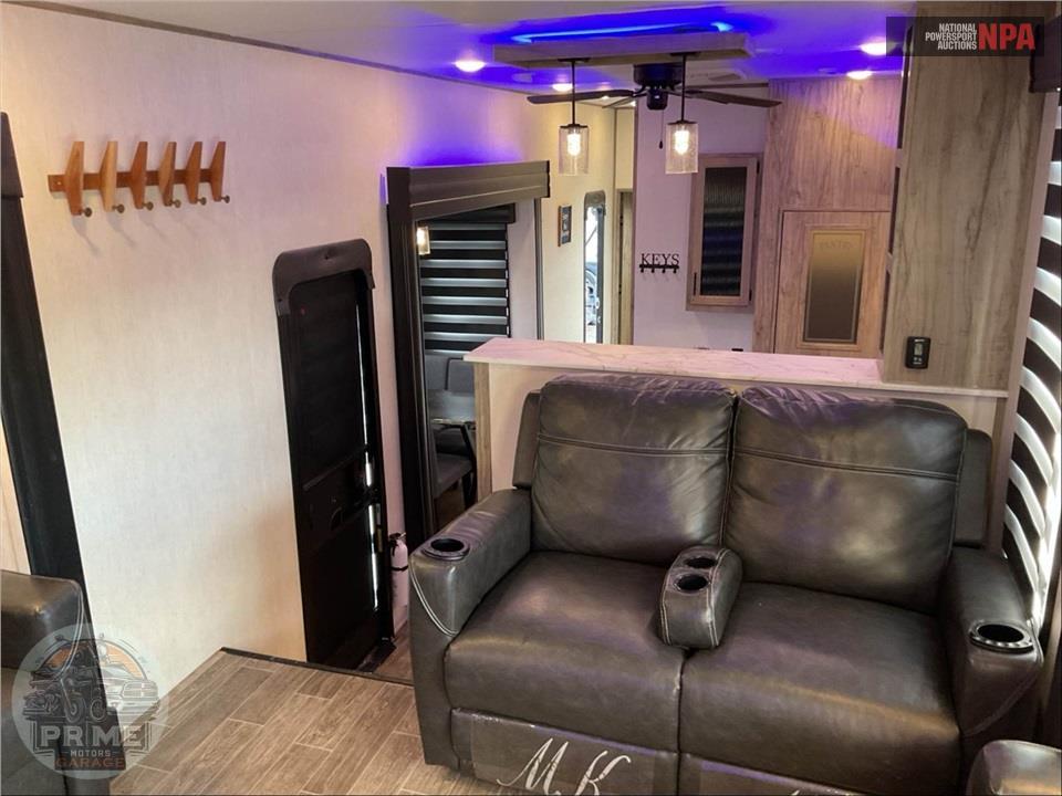 2022 Cherokee By Forest River M-3990SUITE ARCTIC WOLF FIFTH WHEEL SERIES — фото 7