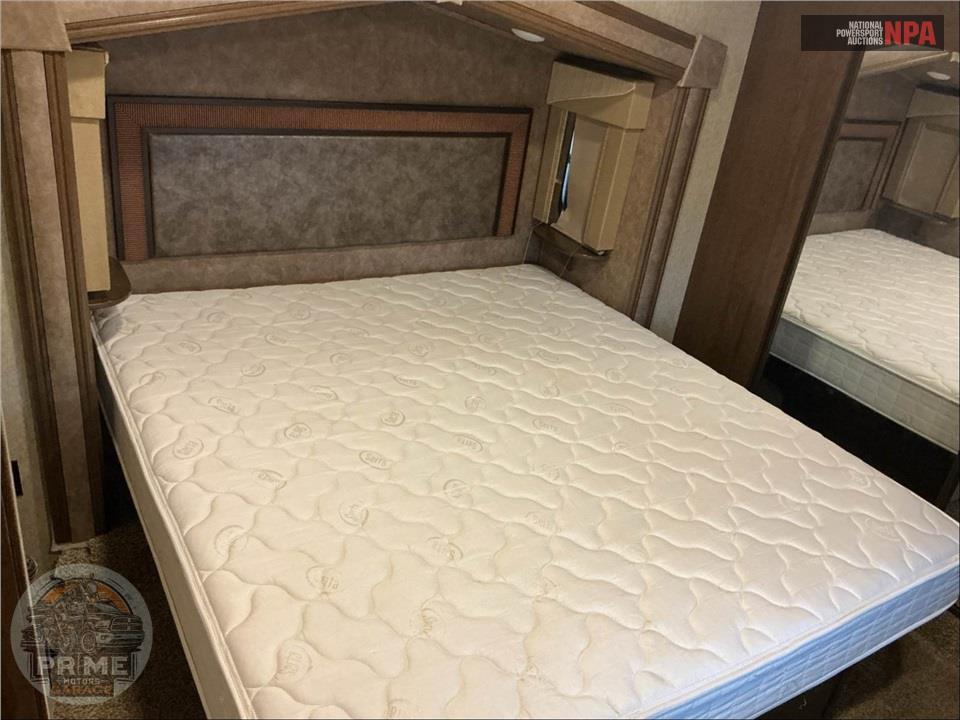 2017 Cedar Creek M-37MBH - SILVERBACK FIFTH WHEEL SERIES — фото 6