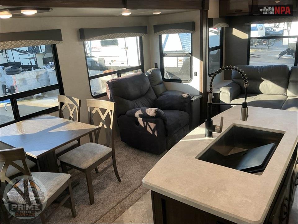 2020 Voyage By Winnebago M-3235RL - FIFTH WHEEL SERIES — фото 7