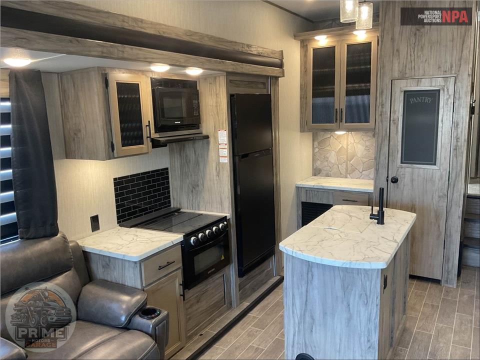2021 Cherokee By Forest River M-3550SUITE - ARCTIC WOLF FIFTH WHEEL SERIES — фото 9
