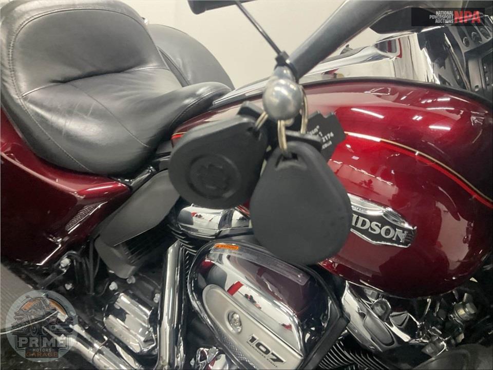 2017 Harley-Davidson FLHTCUTG TRIGLIDE ULTRA CLASSIC — фото 12