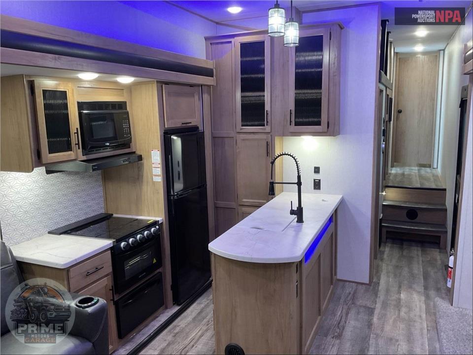 2023 Cherokee By Forest River M-3660SUITE - ARCTIC WOLF FIFTH WHEEL SERIES — фото 7