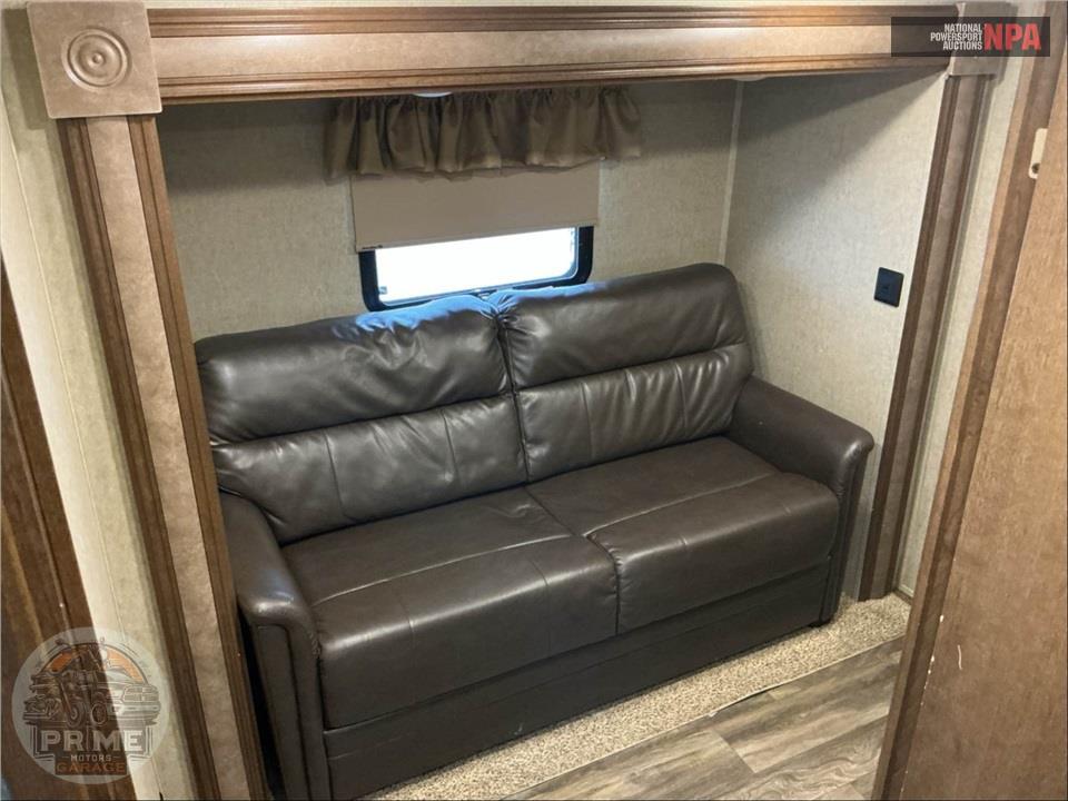 2017 Cedar Creek M-37MBH - SILVERBACK FIFTH WHEEL SERIES — фото 8