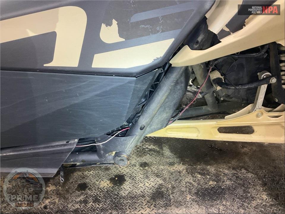 2022 Can-Am MAVERICK X3 DS TURBO (DESERT TAN & CARBON BLACK) — фото 14