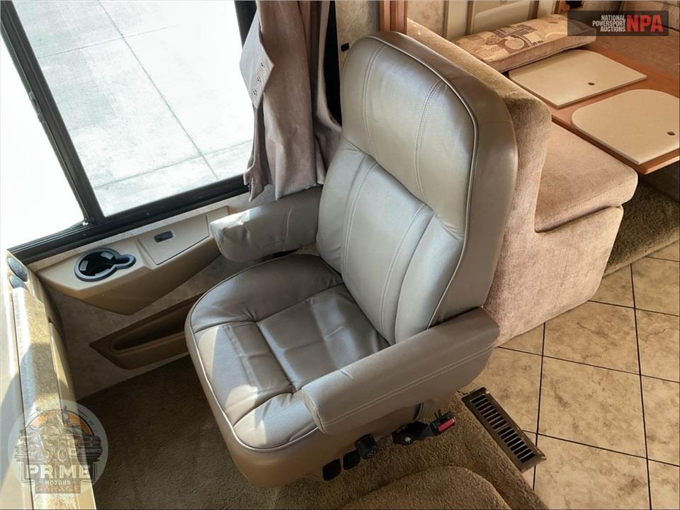 2011 Winnebago M-35P-FORD - ADVENTURER SERIES — фото 19
