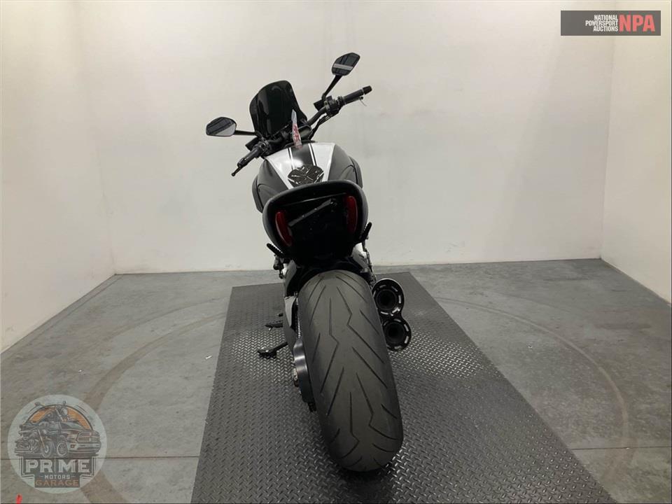 2015 Ducati DIAVEL CARBON WHITE — фото 4