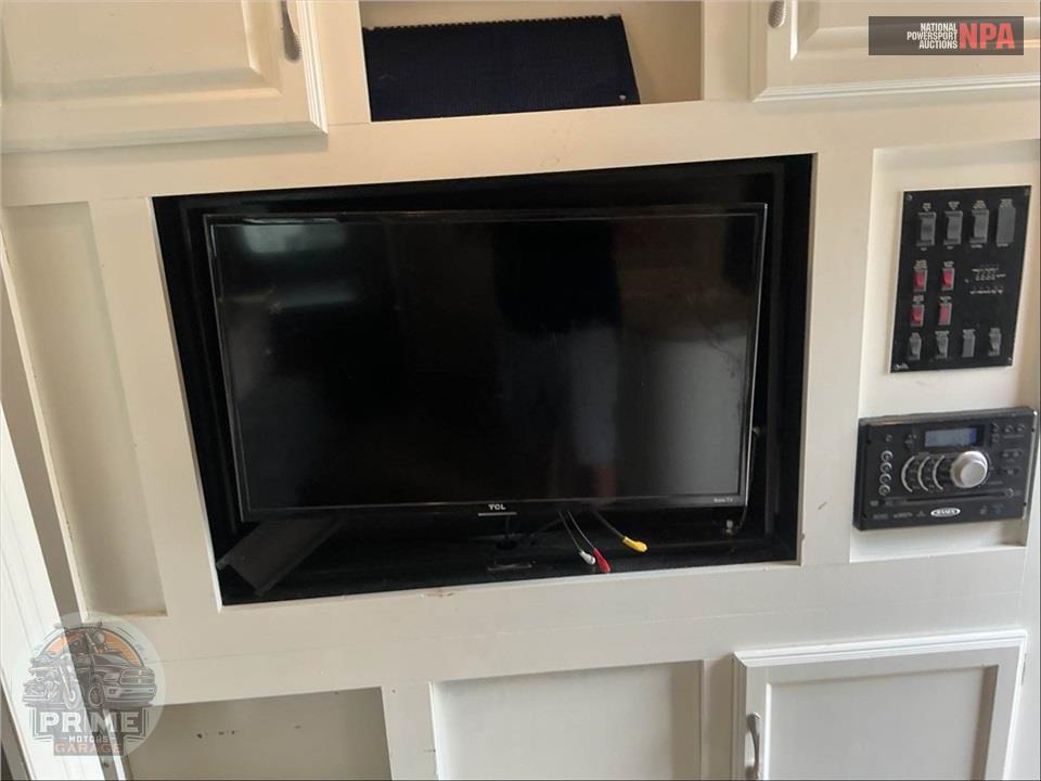 2015 Ultralite By Winnebago M-27RBDS — фото 25