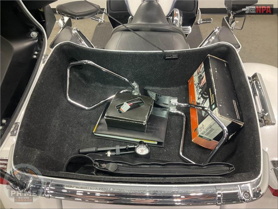 2015 Harley-Davidson FLHTCUTG TRIGLIDE ULTRA CLASSIC — фото 20