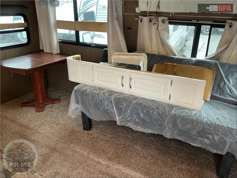 2015 Ultralite By Winnebago M-27RBDS — фото 11