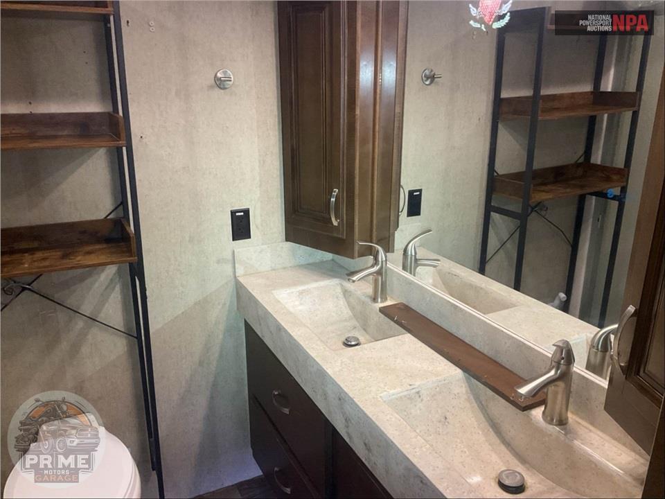 2017 Cedar Creek M-38EL - CHAMPAGNE FIFTH WHEEL SERIES — фото 13