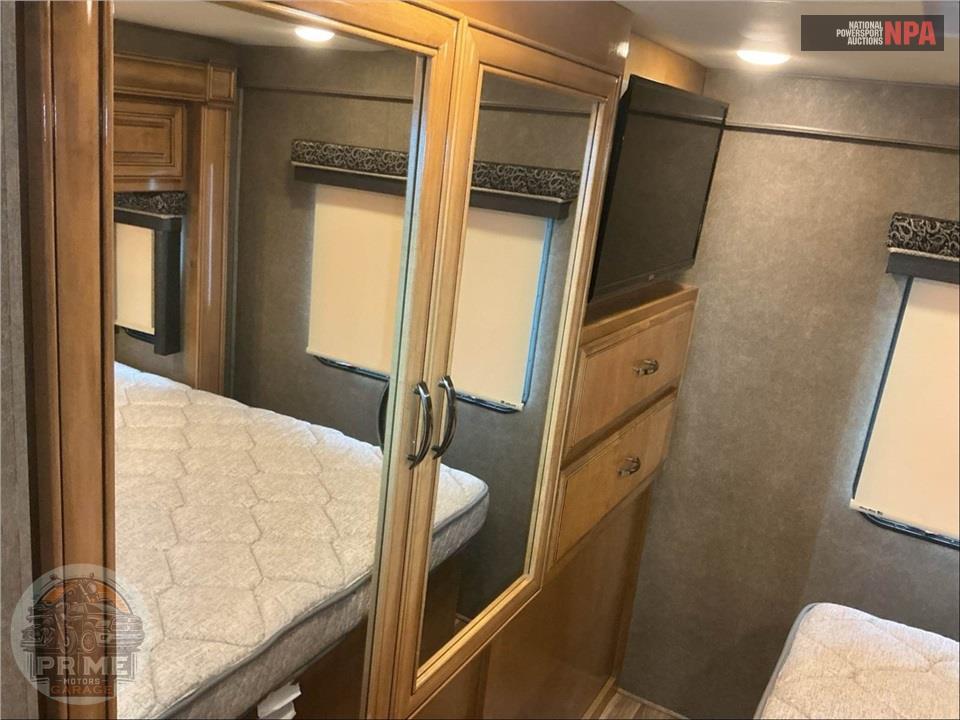 2017 Thor Motor Coach LF31 E450-V10 - QUANTUM SERIES — фото 19