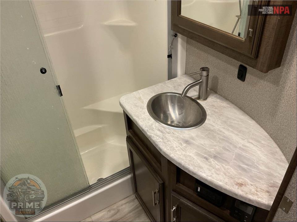2021 Grand Design Recreational Vehicles M-3950BH - SOLITUDE S-CLASS FIFTH WHEEL SERIES — фото 15
