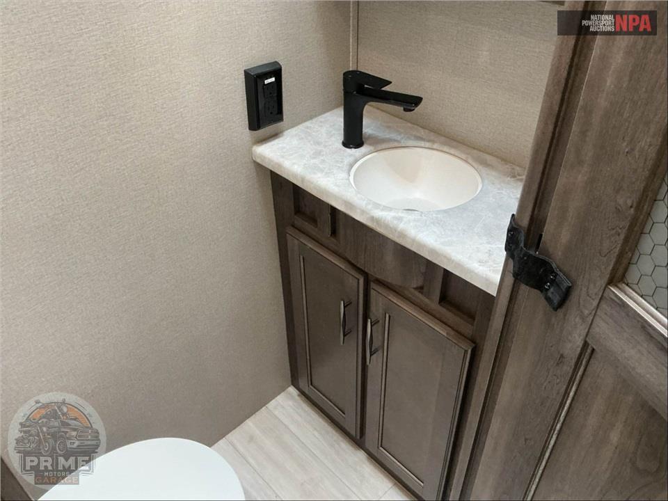 2022 Grand Design Recreational Vehicles M-380FL - SOLITUDE FIFTH WHEEL SERIES — фото 18