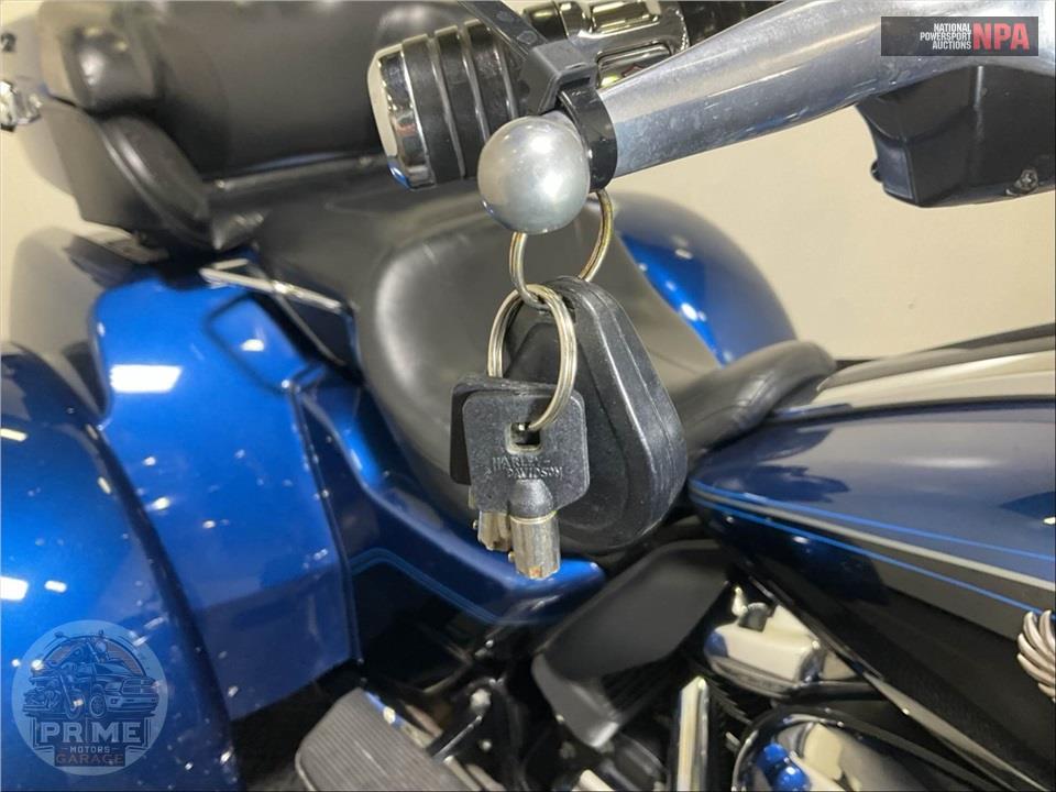 2018 Harley-Davidson FLHTCUTG TRI GLIDE ULTRA ANNIVERSARY — фото 13