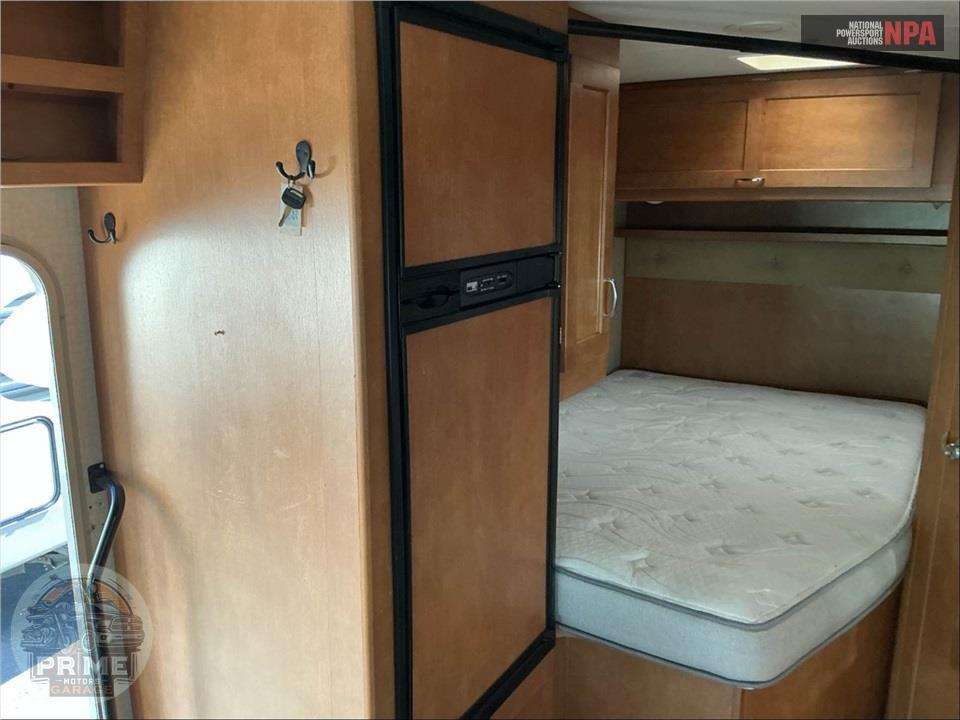 2018 Winnebago M-25B FORD - MINNIE WINNIE SERIES — фото 21