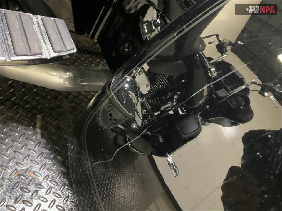 2023 Harley-Davidson FLHTCUTG TRI GLIDE ULTRA CLASSIC — фото 18