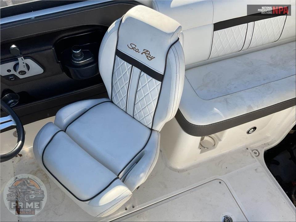 2017 Sea Ray Boats SLX-W 230 SLX SERIES L=23/E=1 370HP MERC IB — фото 37