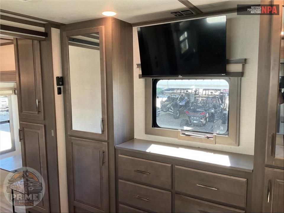 2024 Grand Design Recreational Vehicles M-380FL - SOLITUDE FIFTH WHEEL SERIES — фото 12