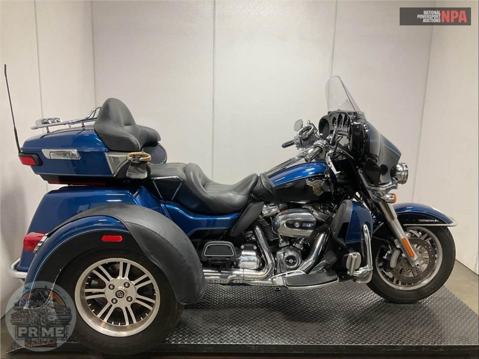 2018 Harley-Davidson FLHTCUTG TRI GLIDE ULTRA ANNIVERSARY — фото 1