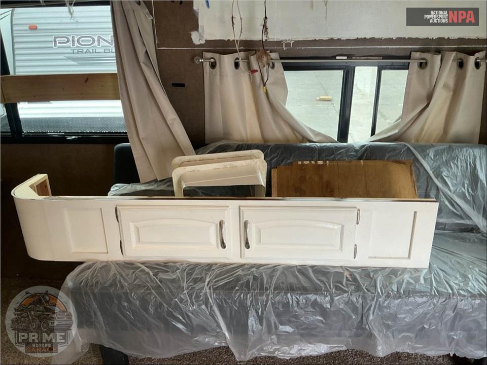 2015 Ultralite By Winnebago M-27RBDS — фото 27