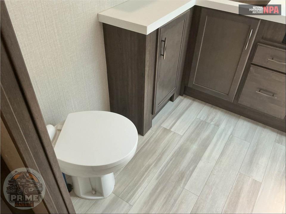 2022 Grand Design Recreational Vehicles M-380FL - SOLITUDE FIFTH WHEEL SERIES — фото 17