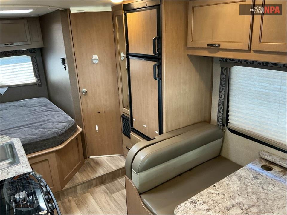 2020 Thor Motor Coach M-23U E350-V10 - FOUR WINDS SERIES — фото 10