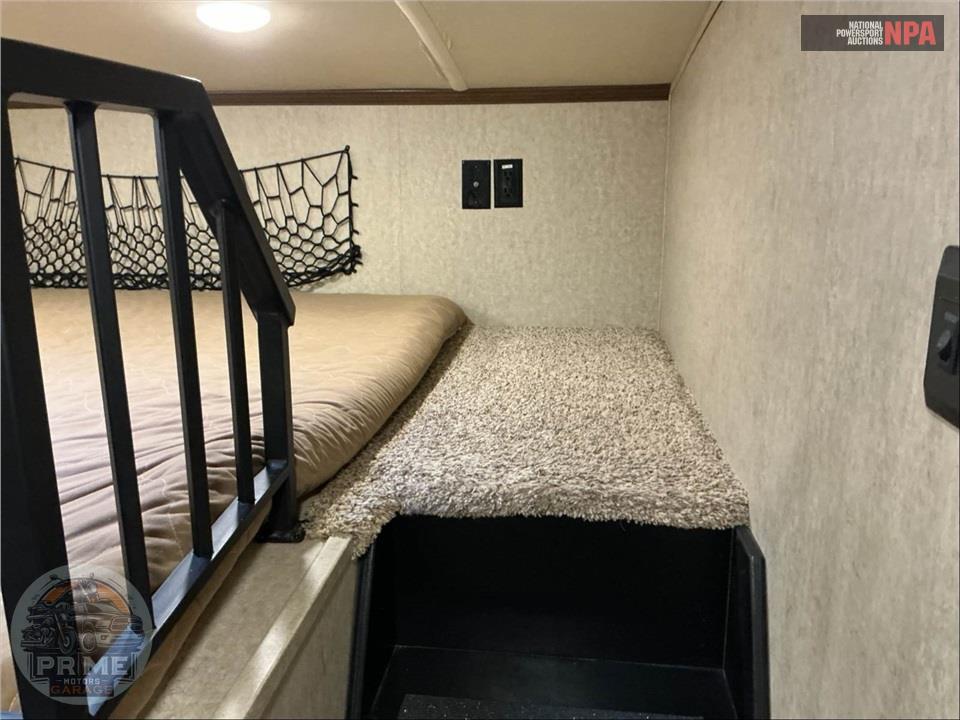 2017 Cedar Creek M-37MBH - SILVERBACK FIFTH WHEEL SERIES — фото 18