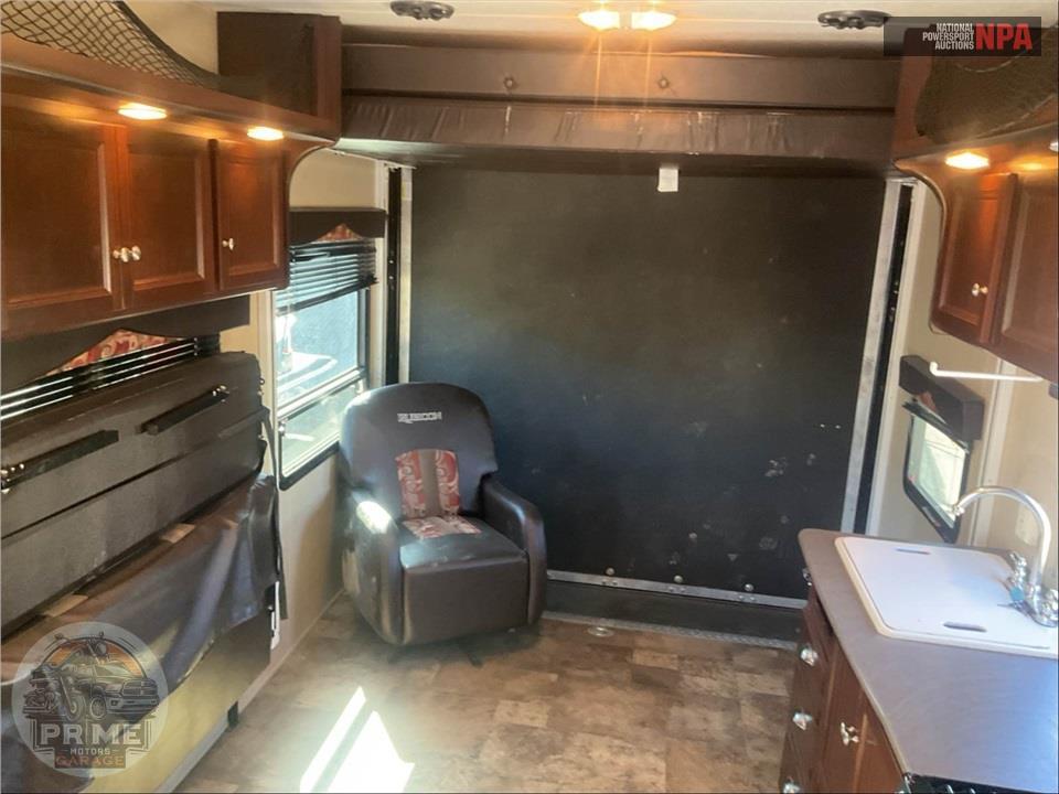 2015 Rubicon M-2500 - TOY HAULER SERIES — фото 7