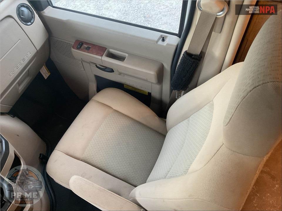 2016 Thor Motor Coach M-28Z E450-V10 - CHATEAU SERIES — фото 22