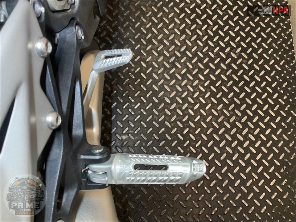 2022 Triumph STREET TRIPLE 765 RS (SILVER) — фото 21