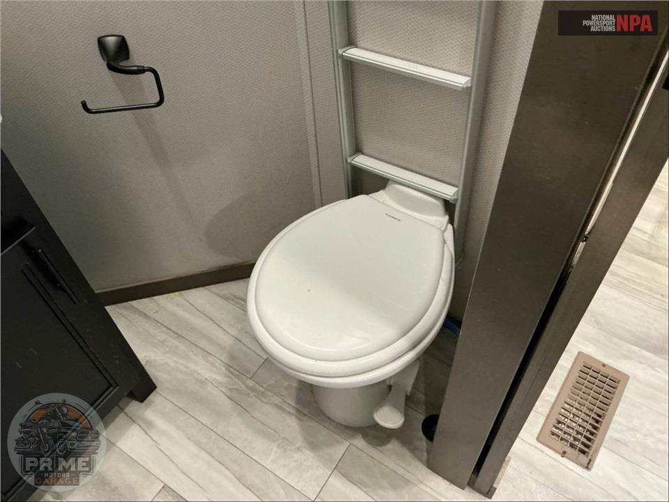 2022 Riverstone M-442MC - LEGACY FIFTH WHEEL SERIES — фото 20