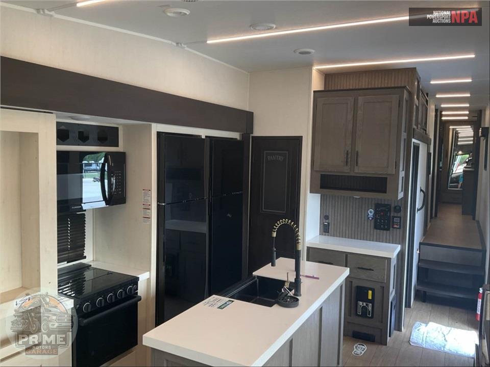 2026 Cherokee By Forest River M-3650SUITE Arctic Wolf Fifth Wheel Series — фото 9