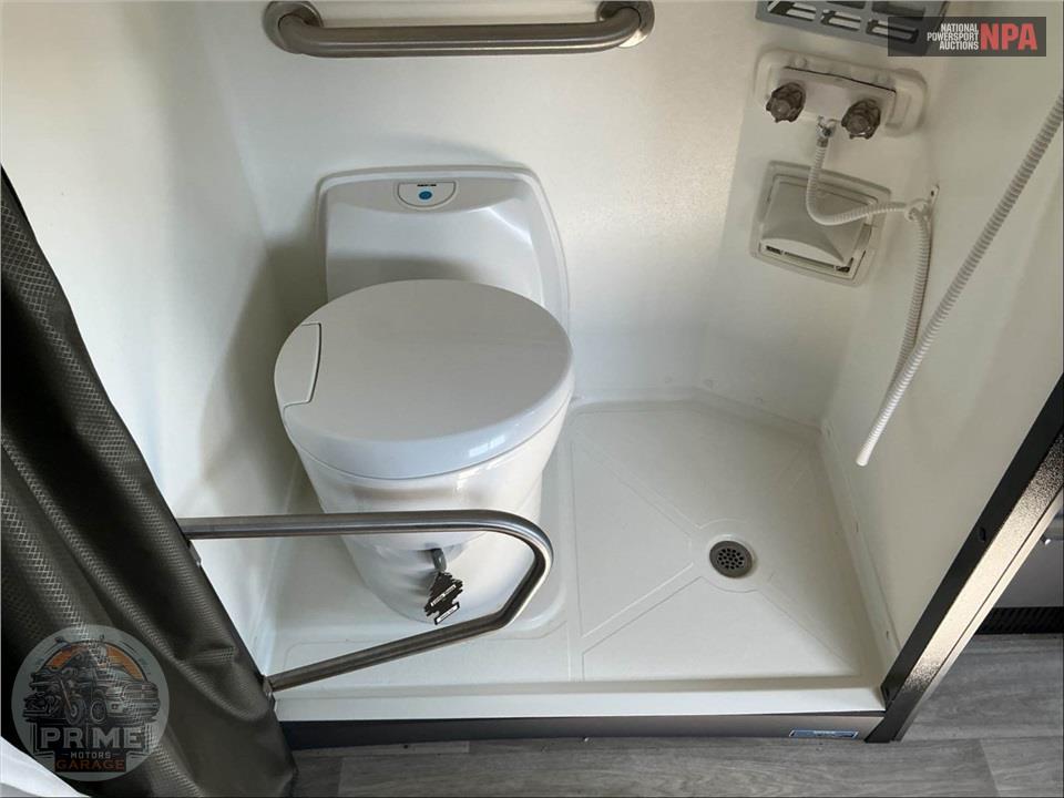 2023 Winnebago M-59RA RAM - ROAM SERIES — фото 16
