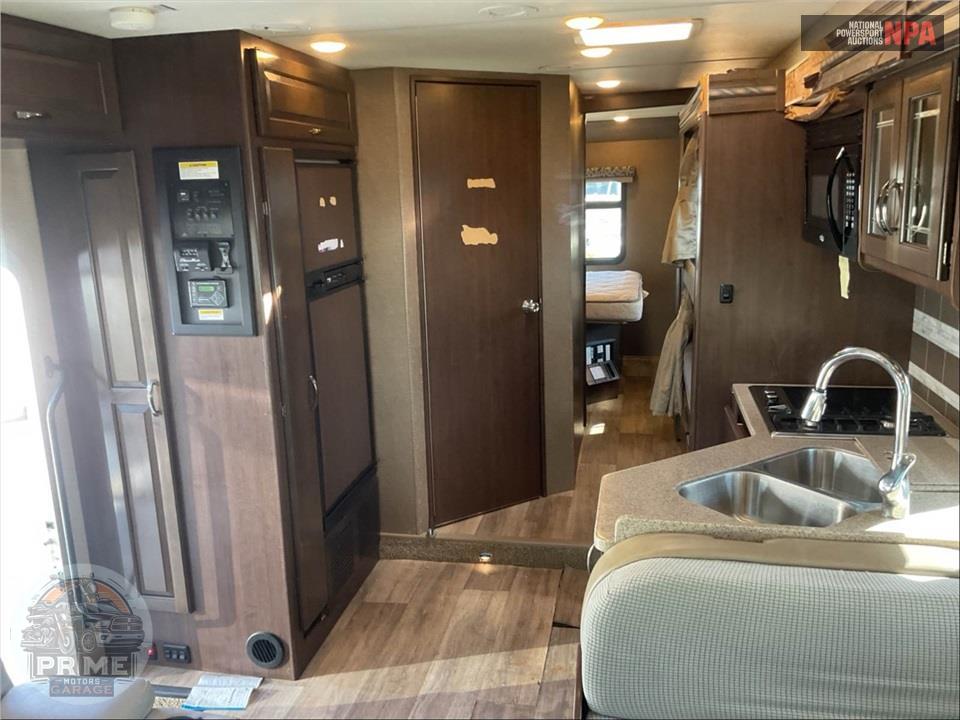 2018 Thor Motor Coach M-31E E450-V10 - FOUR WINDS SERIES — фото 8