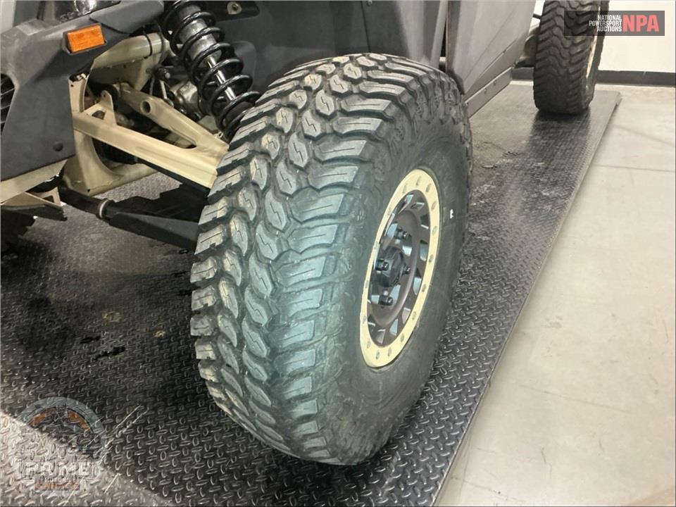 2023 Can-Am MAVERICK X3 X RS TURBO RR (DESERT TAN & CARBON BLACK RED) — фото 18
