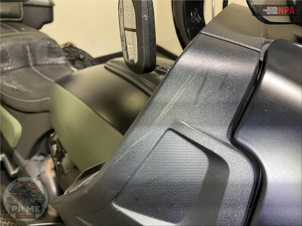 2021 Indian Motorcycle CHALLENGER DARK HORSE (BLACK/BRONZE SMOKE) — фото 17