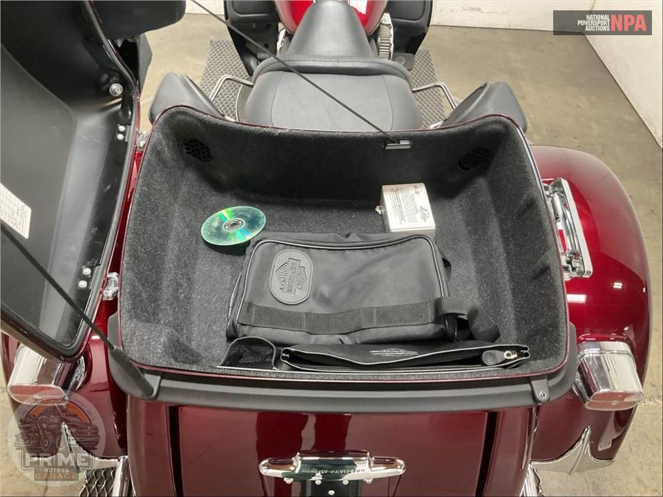 2015 Harley-Davidson FLHTCUTG TRIGLIDE ULTRA CLASSIC — фото 16