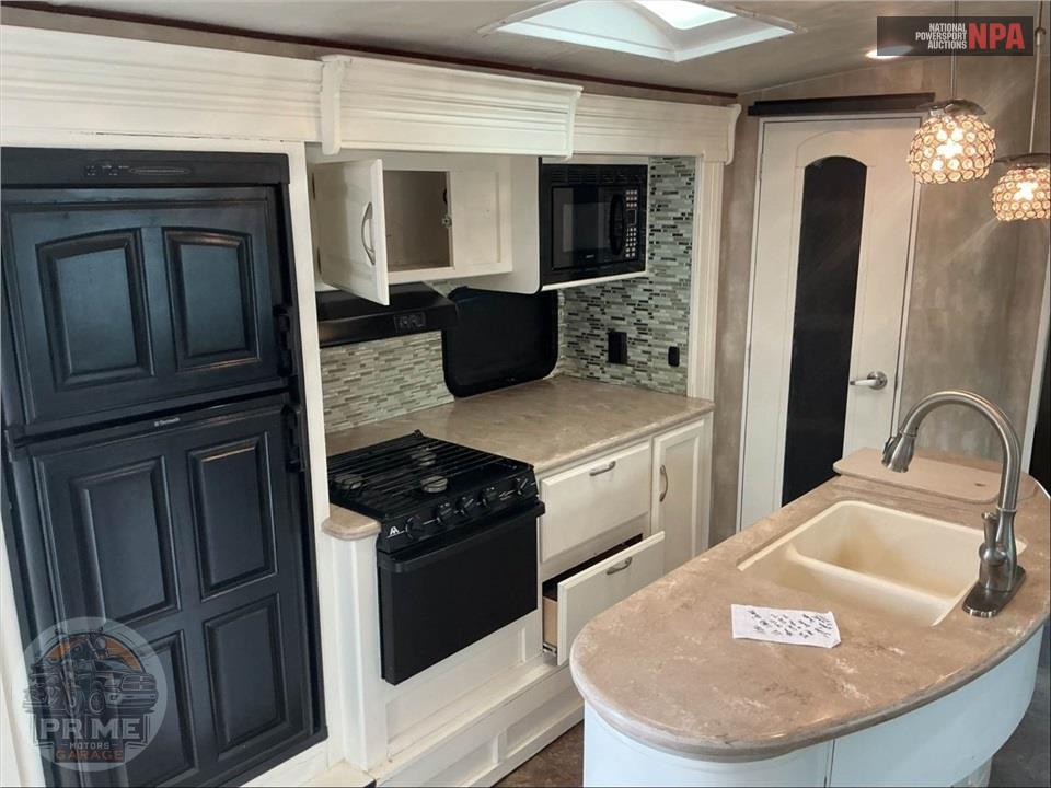 2015 Ultralite By Winnebago M-27RBDS — фото 7