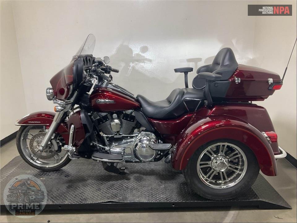 2016 Harley-Davidson FLHTCUTG TRIGLIDE ULTRA CLASSIC — фото 3