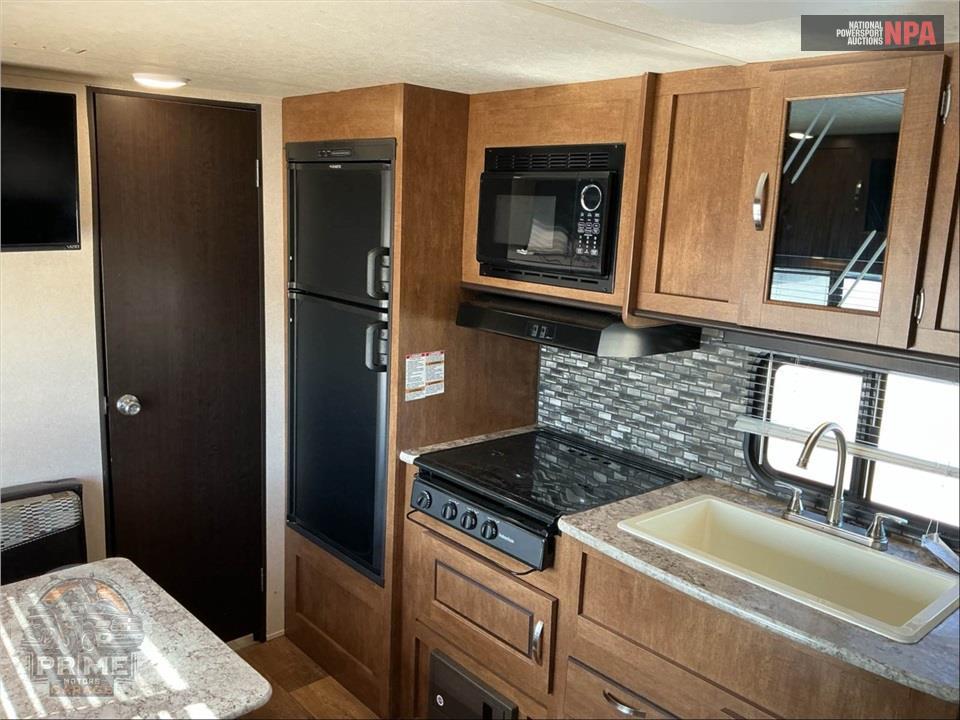 2018 Wildwood By Forest River M-241QBXL X-LITE SERIES — фото 18