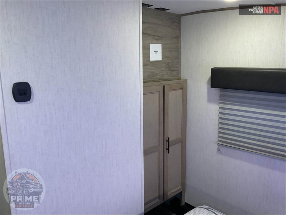 2022 Cherokee By Forest River M-287BH ARCTIC WOLF FIFTH WHEEL SERIES — фото 12