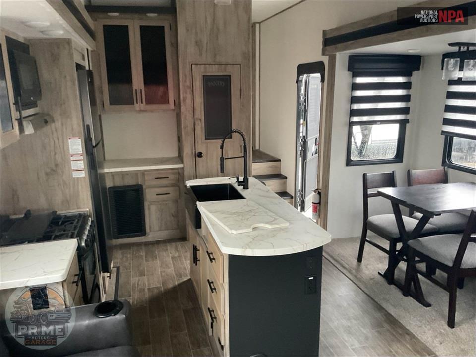 2021 Cherokee By Forest River M-3550SUITE - ARCTIC WOLF FIFTH WHEEL SERIES — фото 8