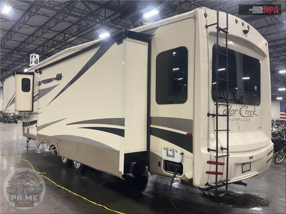 2017 Cedar Creek M-38EL - CHAMPAGNE FIFTH WHEEL SERIES — фото 3